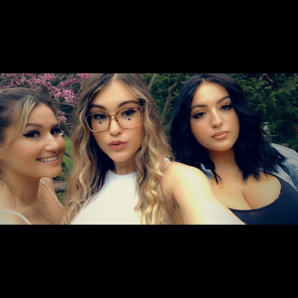 Meet your Posher, Amanda - Picture 3 of 5